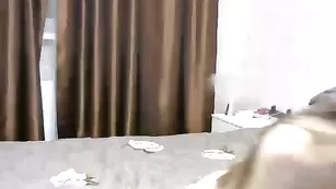 Малышка RoyalLove трахает себя в киску резиновым хером