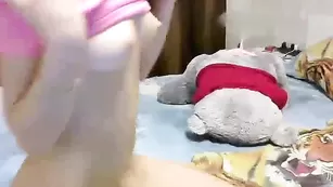 Малышка RoyalLove трахает себя пальцами в писю