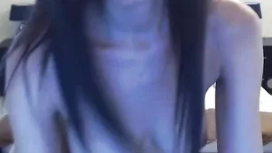 Брюнетка Rihanahot трахает себя в привате