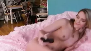 Блондинка PhoebeCatt трахает себя резиновым хуем