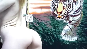 Блондинка Crazynastya19 танцует стриптиз