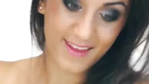 Горячая dalilah ублажает себя вибратором