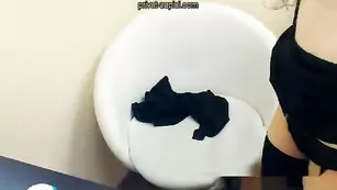 Брюнетка LittleJoily мастурбирует киску