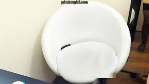 Брюнетка LittleJoily мастурбирует киску