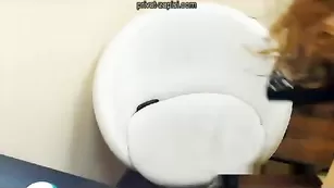 Брюнетка LittleJoily мастурбирует киску