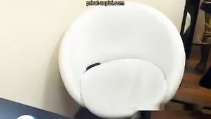 Брюнетка LittleJoily мастурбирует киску