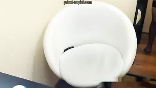 Брюнетка LittleJoily мастурбирует киску