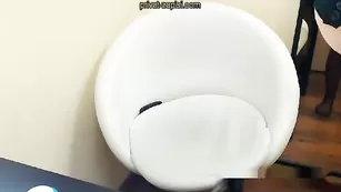 Брюнетка LittleJoily мастурбирует киску