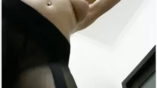 Аппетитная самка DavidAstarta обнажает свои прелести