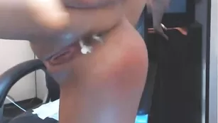 Худая брюнетка Ellectricgirl разрабатывает анус