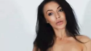 Голая брюнеточка xkaralevax сексуально позирует