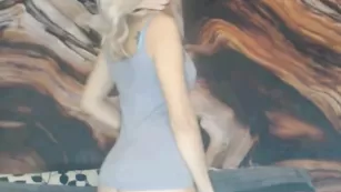 Шальная DonaDear возбуждает аппетитной попой