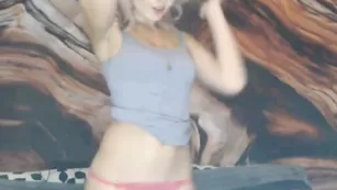 Шальная DonaDear возбуждает аппетитной попой