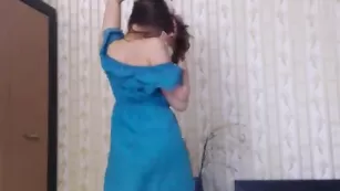Сексуальная Oelisia танцует стриптиз