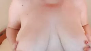 Шикарная duchess1 массирует пышные сиськи