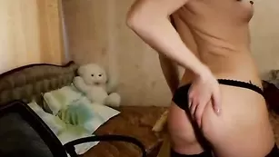 Худенькая брюнетка Ambergirl21 показывает грудь