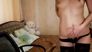 Худенькая брюнетка Ambergirl21 показывает грудь