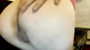 Прелестная Oksina трахает бритые щелки