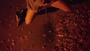 Candie Cane convention center loading dock area pee | ManyVids Бесплатное Порно Videos