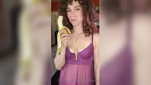 vibewithmolly 27 12 2020 Actual video evidence of how to eat a banana шоу чат реальный порно