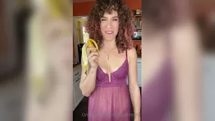 vibewithmolly 27 12 2020 Actual video evidence of how to eat a banana шоу чат реальный порно