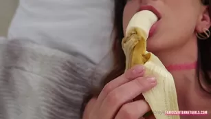 christina khalil чат banana suck video просочившийся