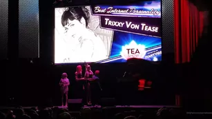 sarinahavok presenting the award для best internet personality at шоу чат реальный порно реальный секс