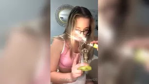 hawyee420 a немного wake and bake on this tuesday morning as the vo шоу чат реальный порно реальный секс 1