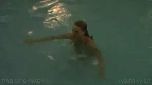 Mya Lane Ебанный in the Hotel Pool реальный порно реальный секс 1