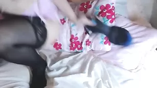 Пышногрудая eternalstar трахает вагину фаллосом