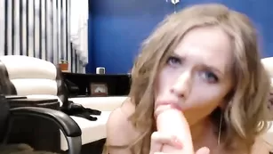 Стройная нимфа Young1818 трахает пизденку