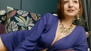 Грудастая мамка lovetopik трахает бритую киску