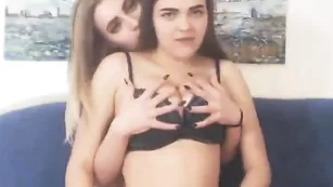 Пылкая SexyDreamss ласкает сиськи подружки