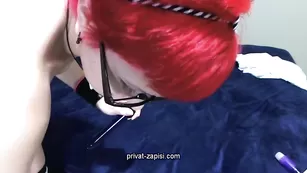 Рыженькая курва трахает анус страпоном