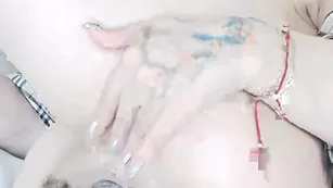 Властная SeXsmellS трахает бритую пизденку