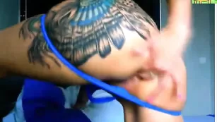 Татуированная курва LittleBunny трахает анал