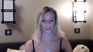 Лучезарная KillersTits дразнит пышными формами