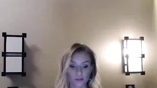 Лучезарная KillersTits дразнит пышными формами