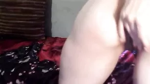 Очкастая шлюшка LILJA011010 трахает себя пальчиками