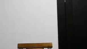 Очкастая красотка Astarta69 трахает вагину фаллосом