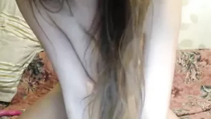 Грудастая самка BerryLa облизывает страпон