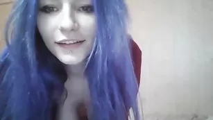 Жаркая самка PinkLoly ласкает половые губки