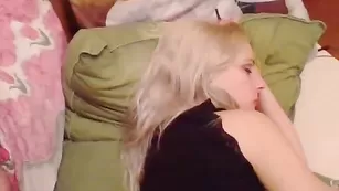Чувак xxxAngels трахает спящую подружку