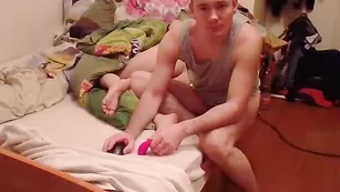Чувак xxxAngels трахает спящую подружку