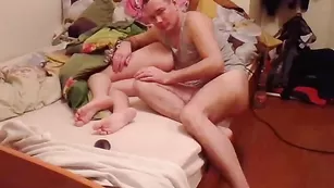 Чувак xxxAngels трахает спящую подружку