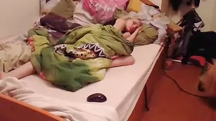 Чувак xxxAngels трахает спящую подружку