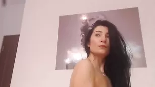 Жопастая телочка Xmayka позирует обнаженная