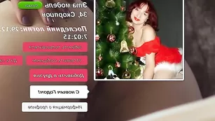 Рыжая нимфа LoveTonik ласкает половые губки