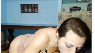 Смазливая Hot_aisha делает сочный минет