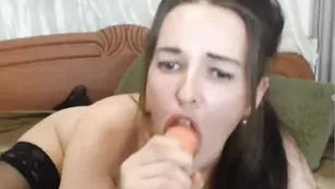 Грудастая шкура глубоко сосет фаллос molo4kokira